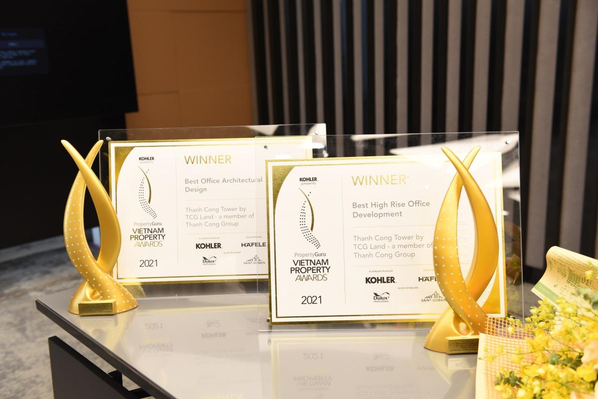 Chiếc cup danh giá của Property Guru Việt Nam Property Awards đã được trao tại Thanh Cong Tower